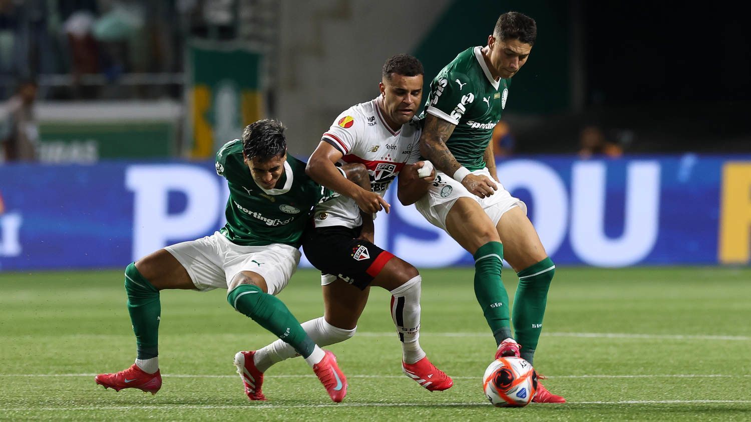 Choque-Rei: Palmeiras enfrenta o São Paulo para retomar liderança do Brasileirão