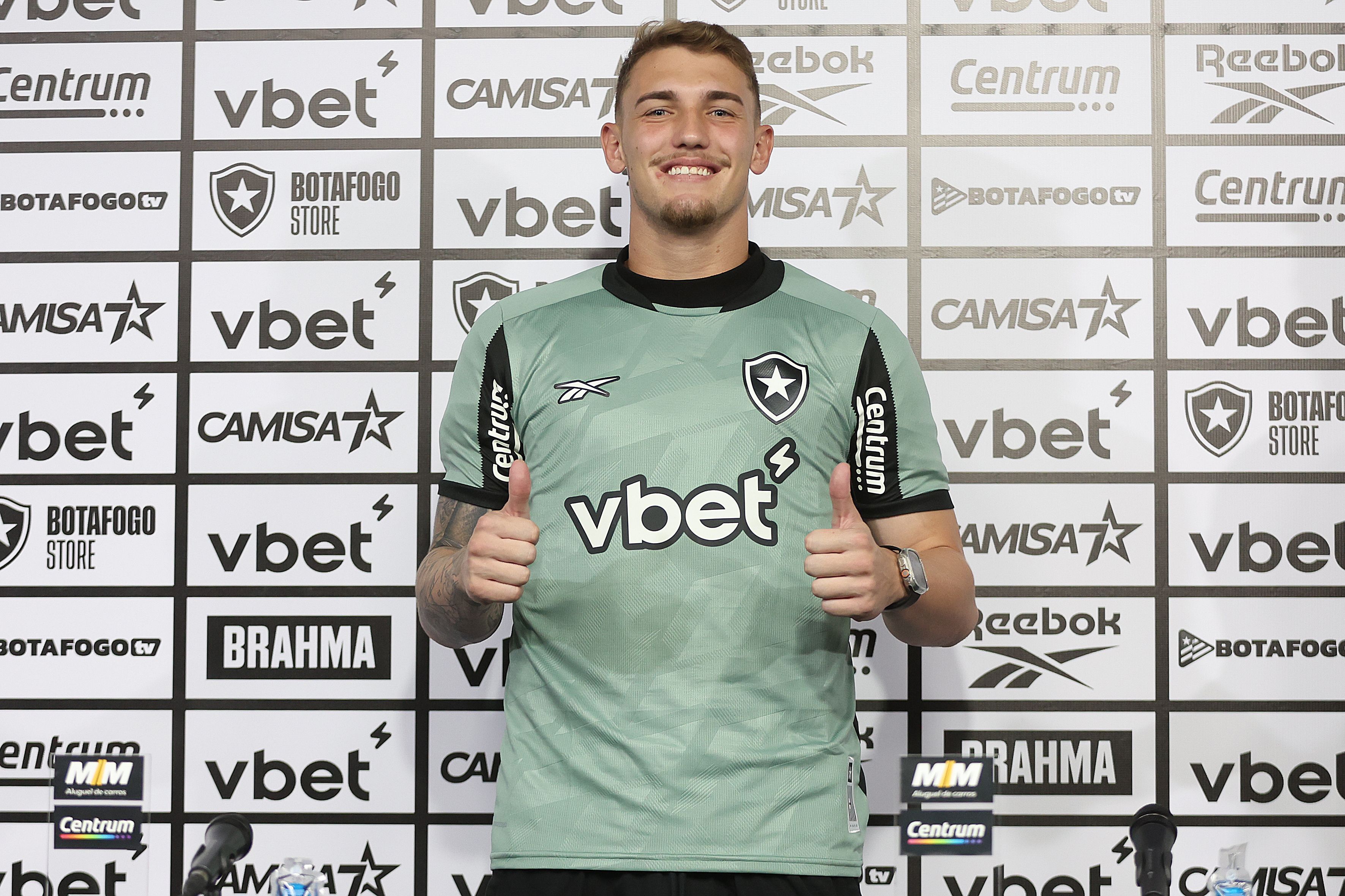 Léo Linck projeta briga pela titularidade com John no Botafogo: 'O melhor do Brasil'