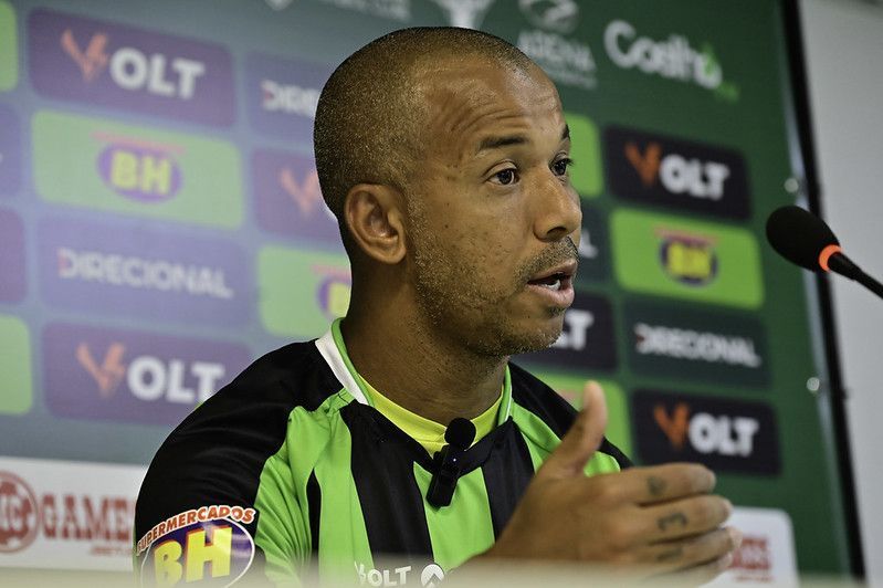 Mariano pede paciência e rasga elogios a William Batista, técnico do América