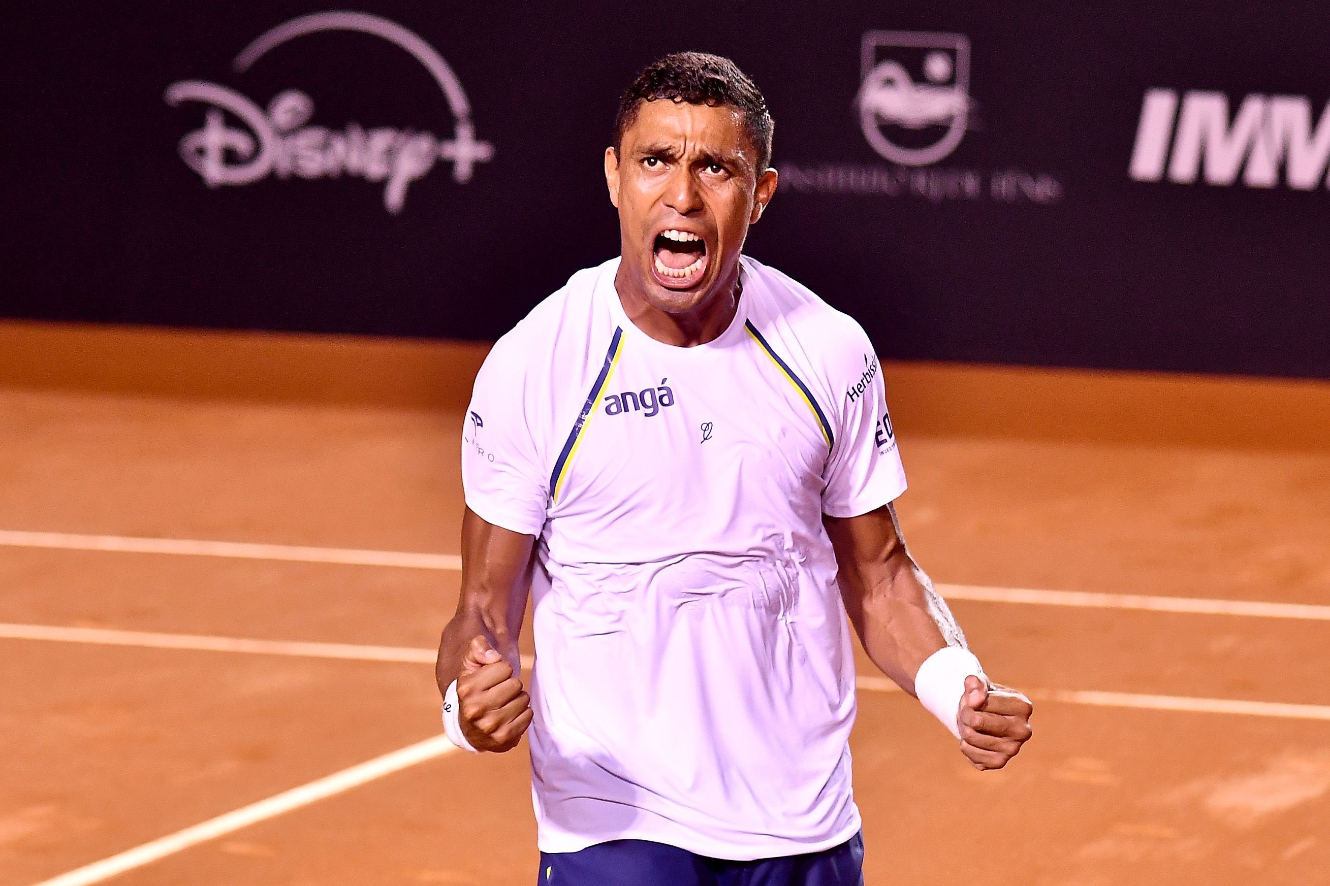 Em duelo emocionante, Thiago Monteiro bate argentino e avança no Rio Open