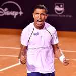 Em duelo emocionante, Thiago Monteiro bate argentino e avança no Rio Open