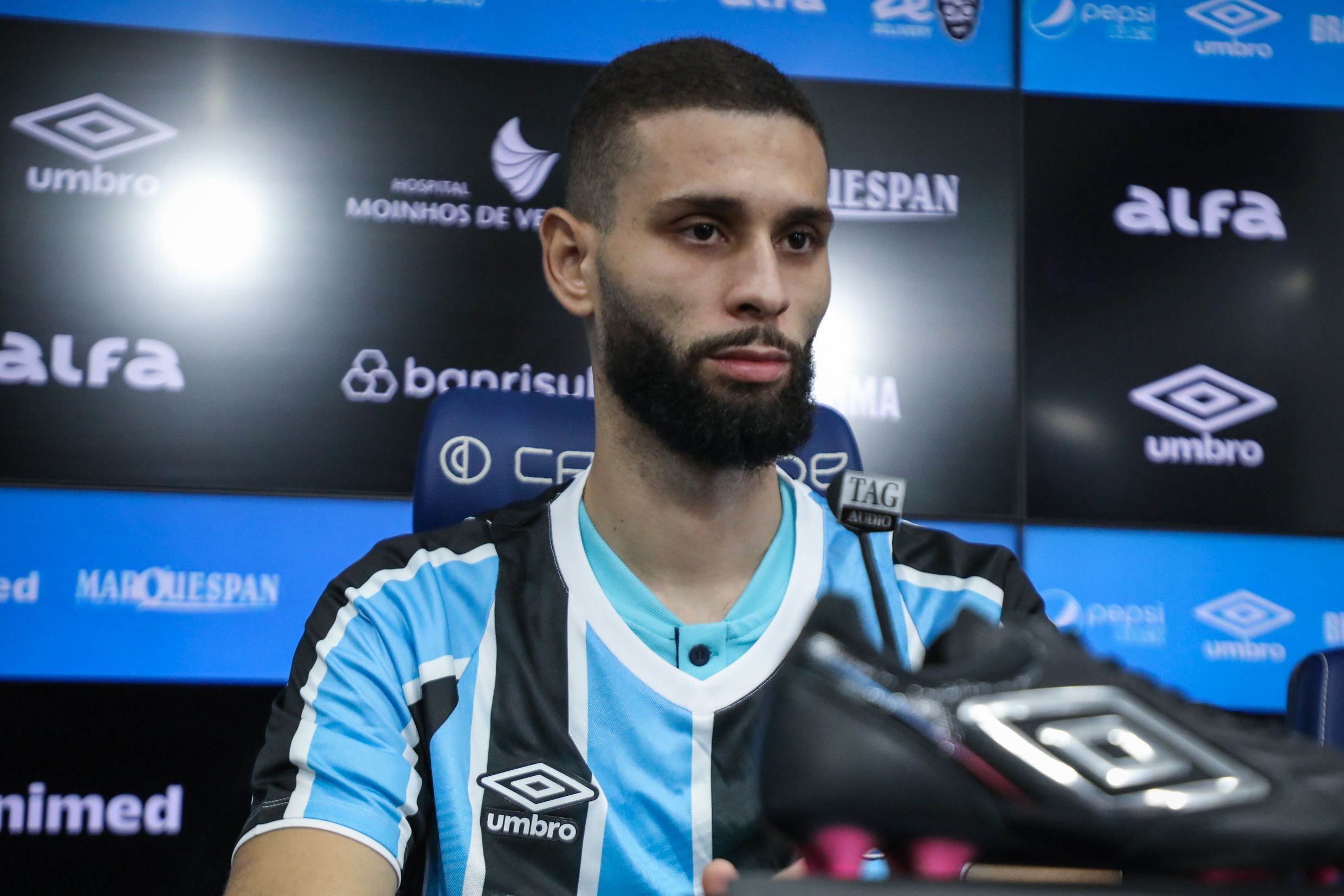 Gafe: Wagner Leonardo 'alfineta' Vitória em apresentação no Grêmio