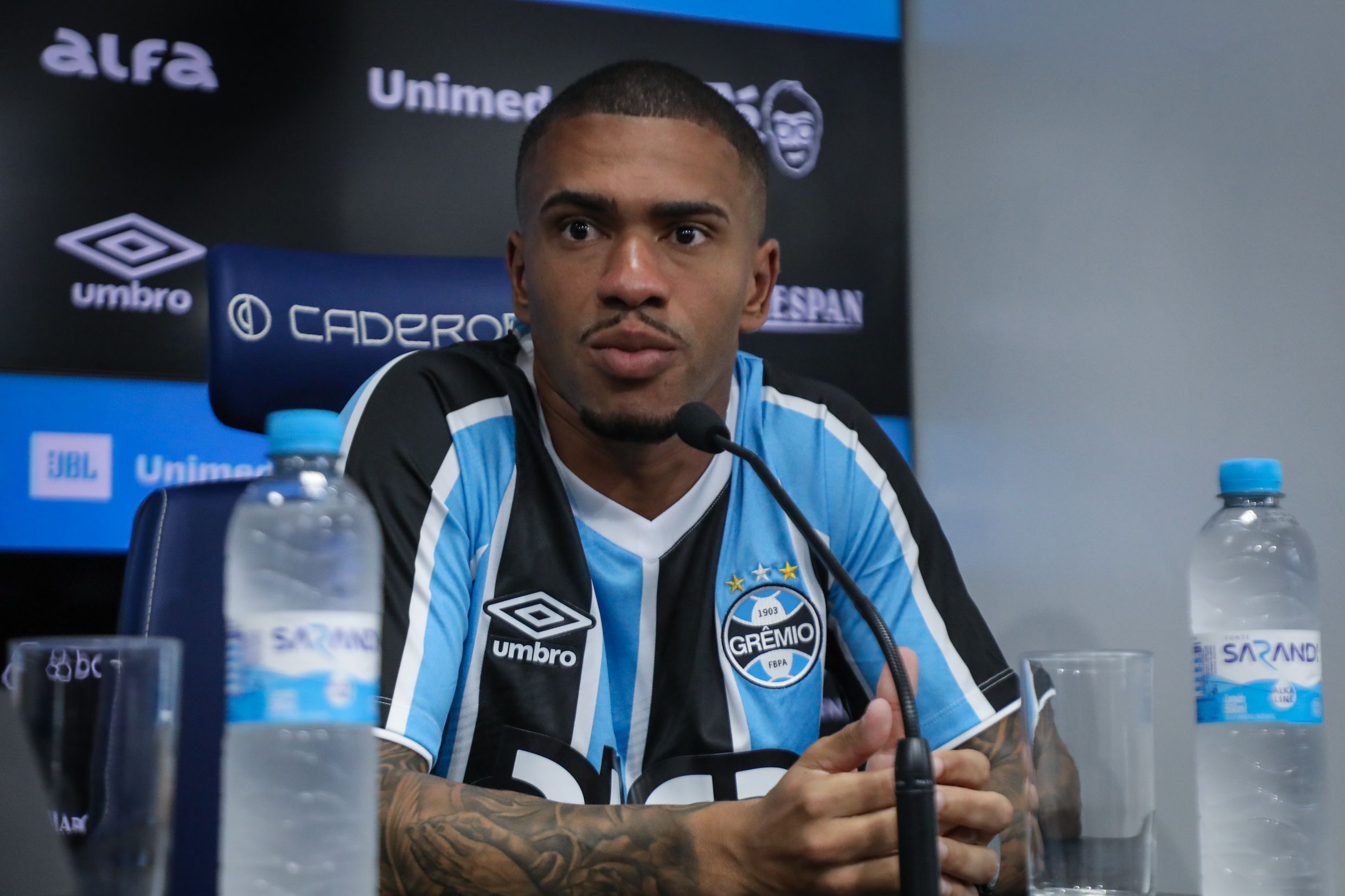 Lucas Esteves é apresentado no Grêmio e comenta saída conturbada do Vitória