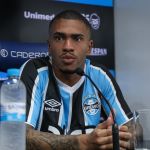 Lucas Esteves é apresentado no Grêmio e comenta saída conturbada do Vitória