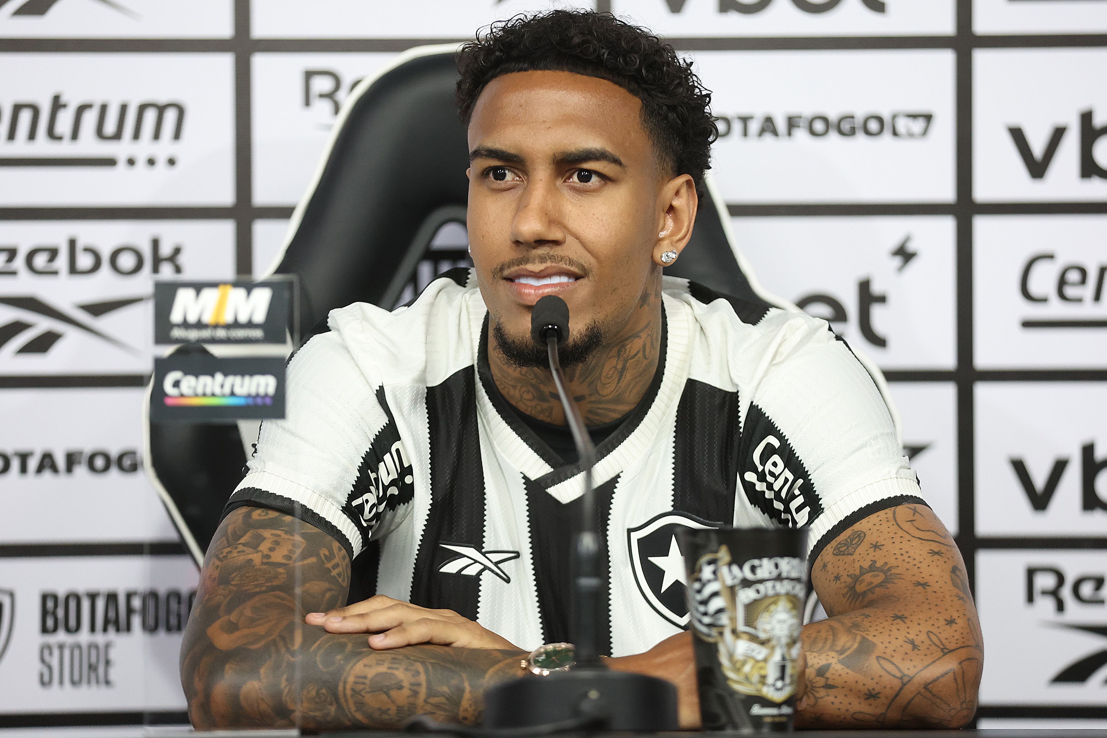 Substituto de Tiquinho Soares se dispõe a jogar de 10 no Botafogo: 'A régua está alta'
