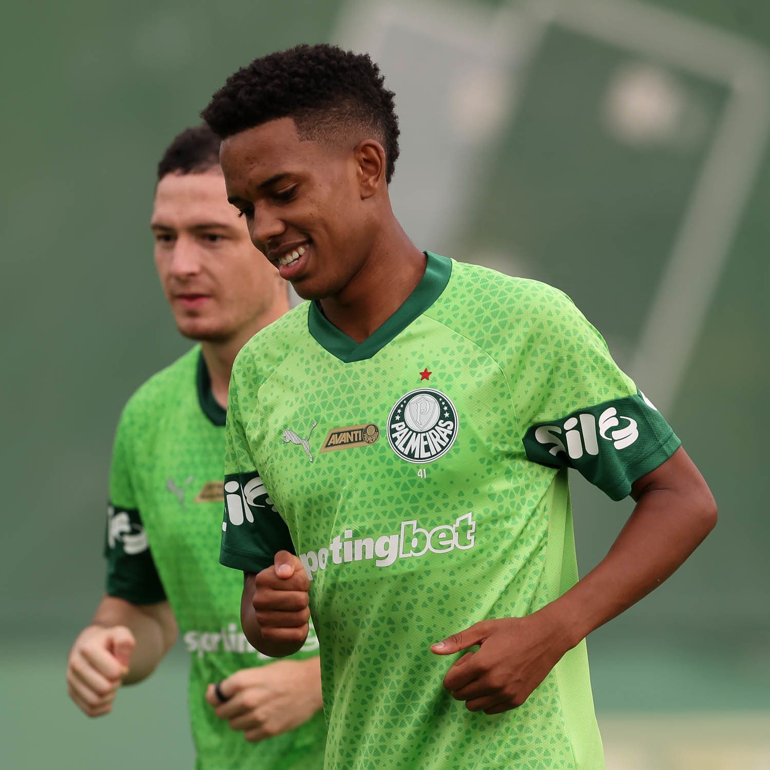 Estêvão se recupera de amigdalite e projeta classificação do Palmeiras