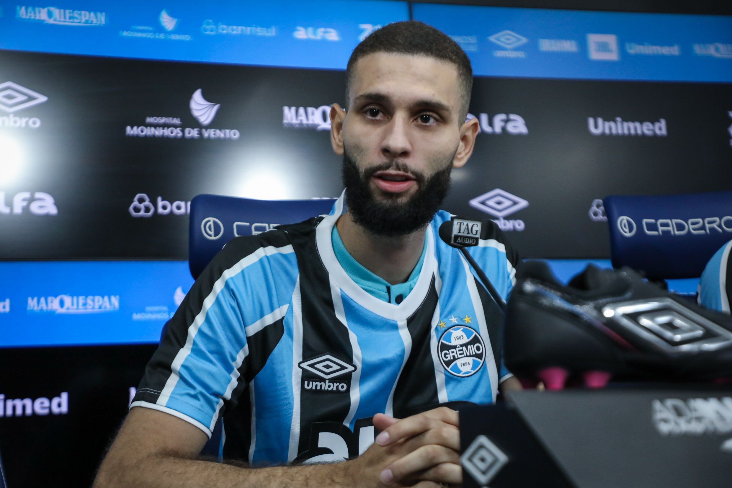Inspiração em Kannemann e Geromel: Wagner Leonardo é apresentado no Grêmio