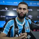 Inspiração em Kannemann e Geromel: Wagner Leonardo é apresentado no Grêmio