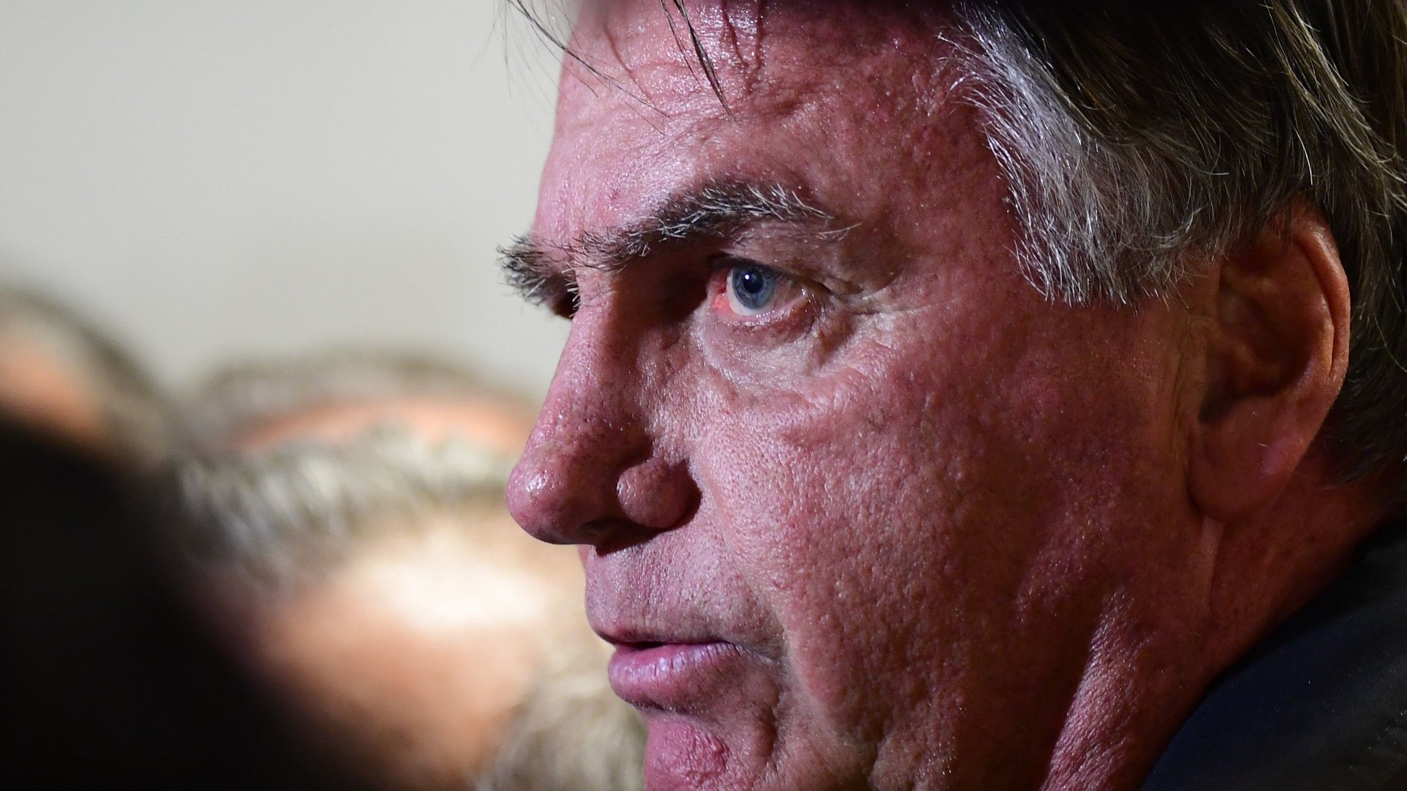 Trompetista de Lula interrompe 1º coletiva de Bolsonaro após tornozeleira eletrônica