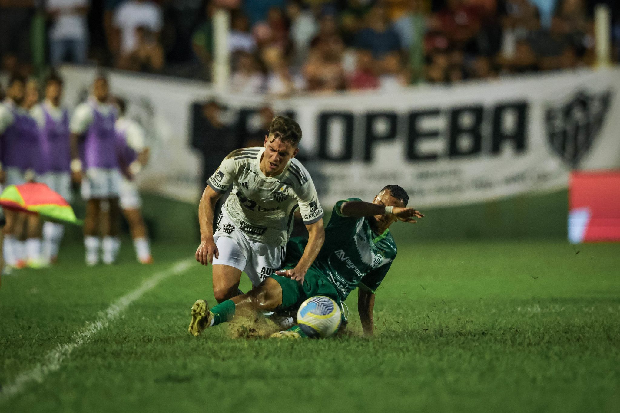 Natanael, do Atlético, mostra resultado de cotovelada e fica na bronca; veja imagem