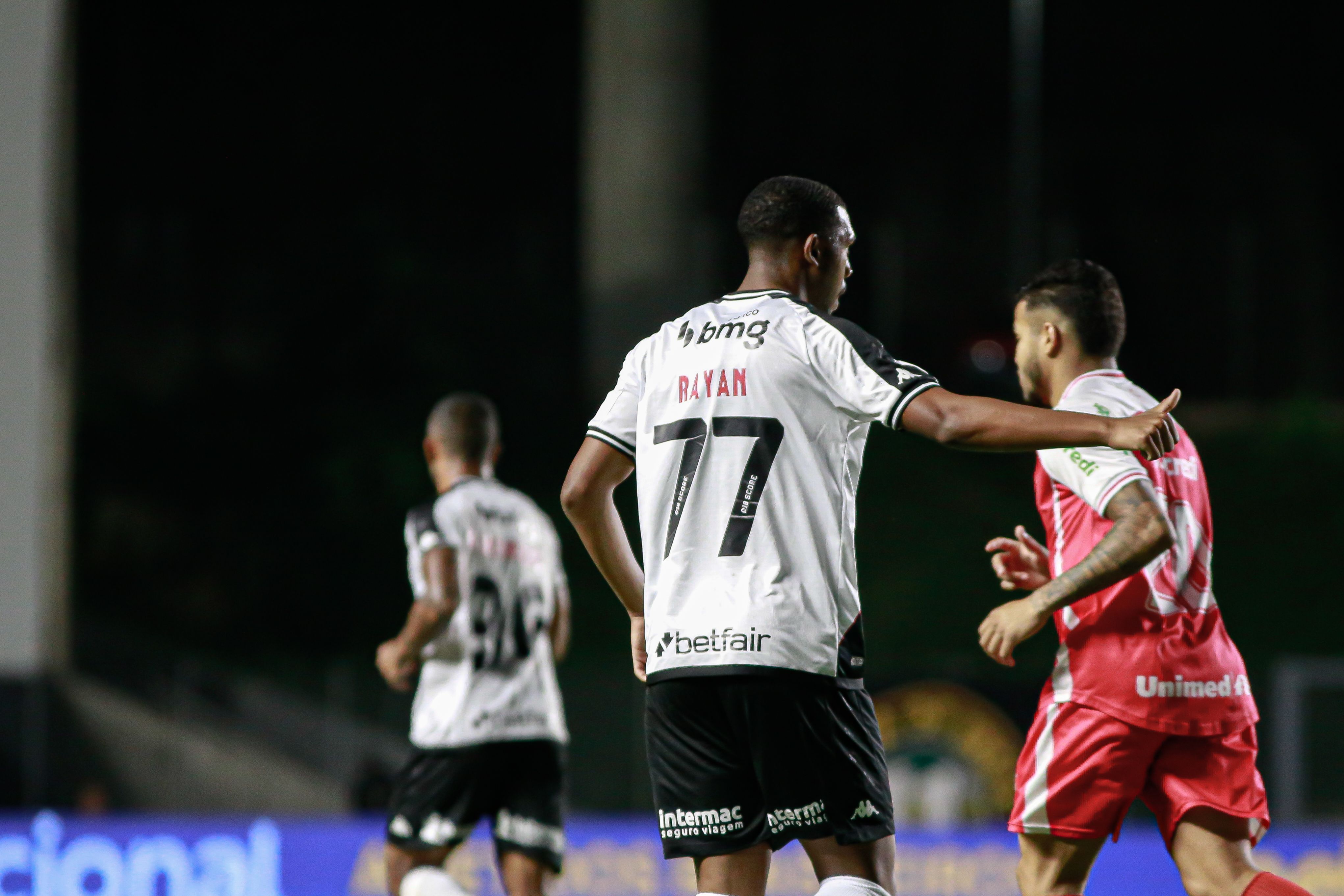 Carille elogia promessa da base do Vasco campeã pela Seleção Brasileira