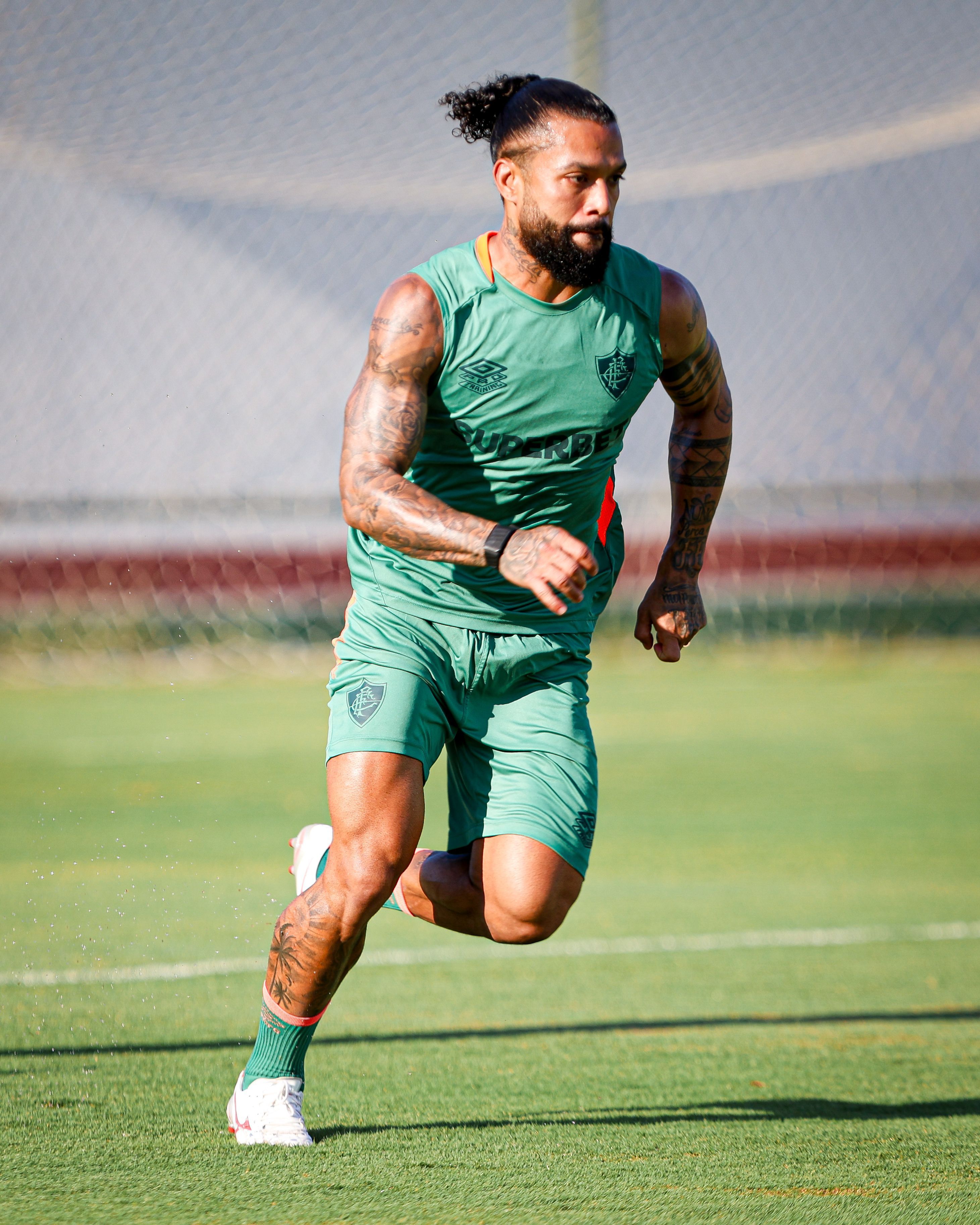 Otávio é apresentado no Fluminense e se derrete por ex-companheiro Hulk