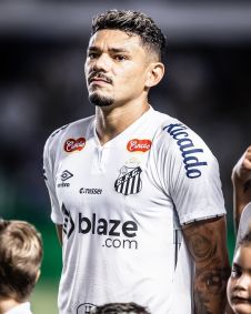 Tiquinho Soares, atacante do Santos