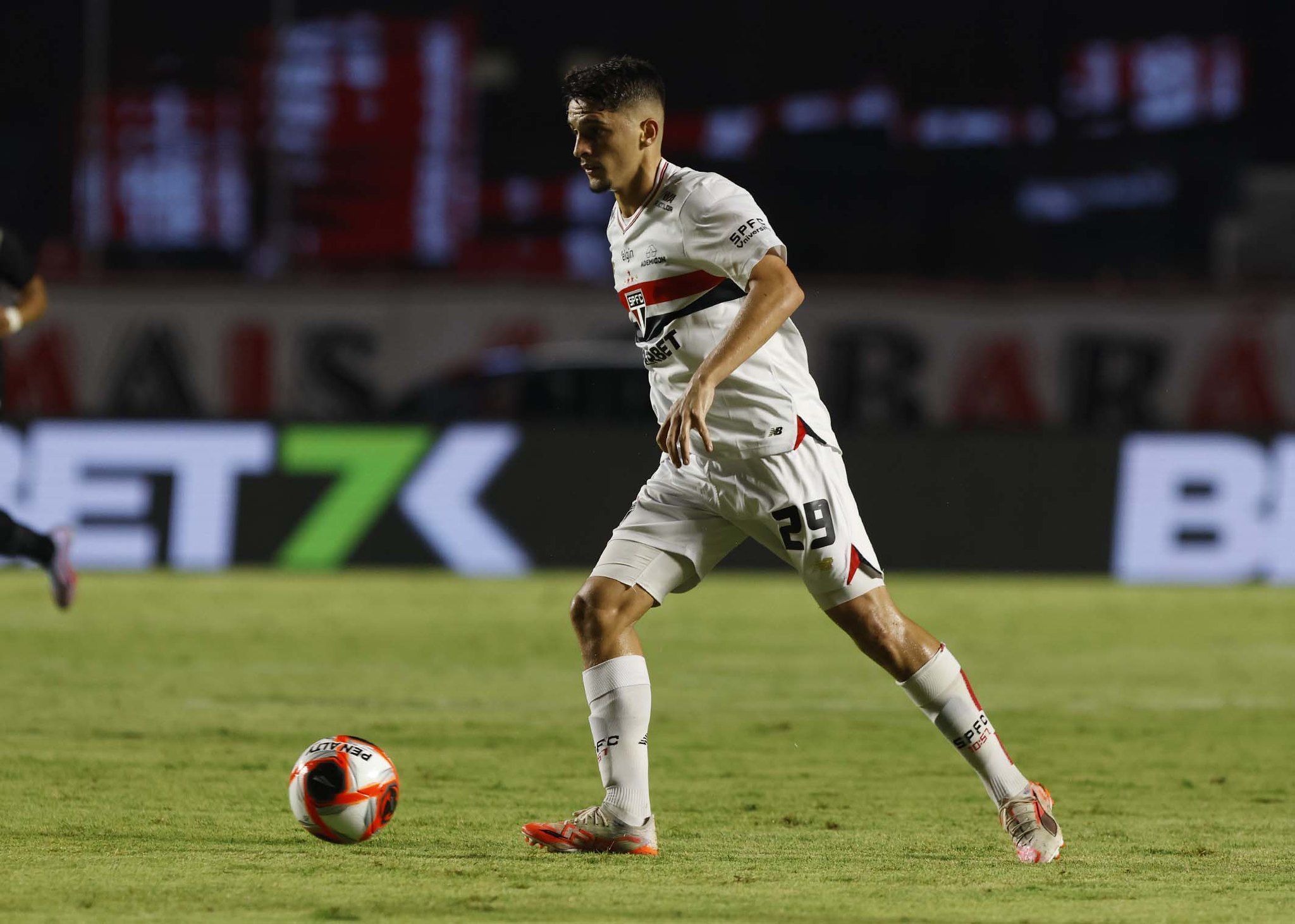 São Paulo toma decisões sobre reposição para o volante Pablo Maia