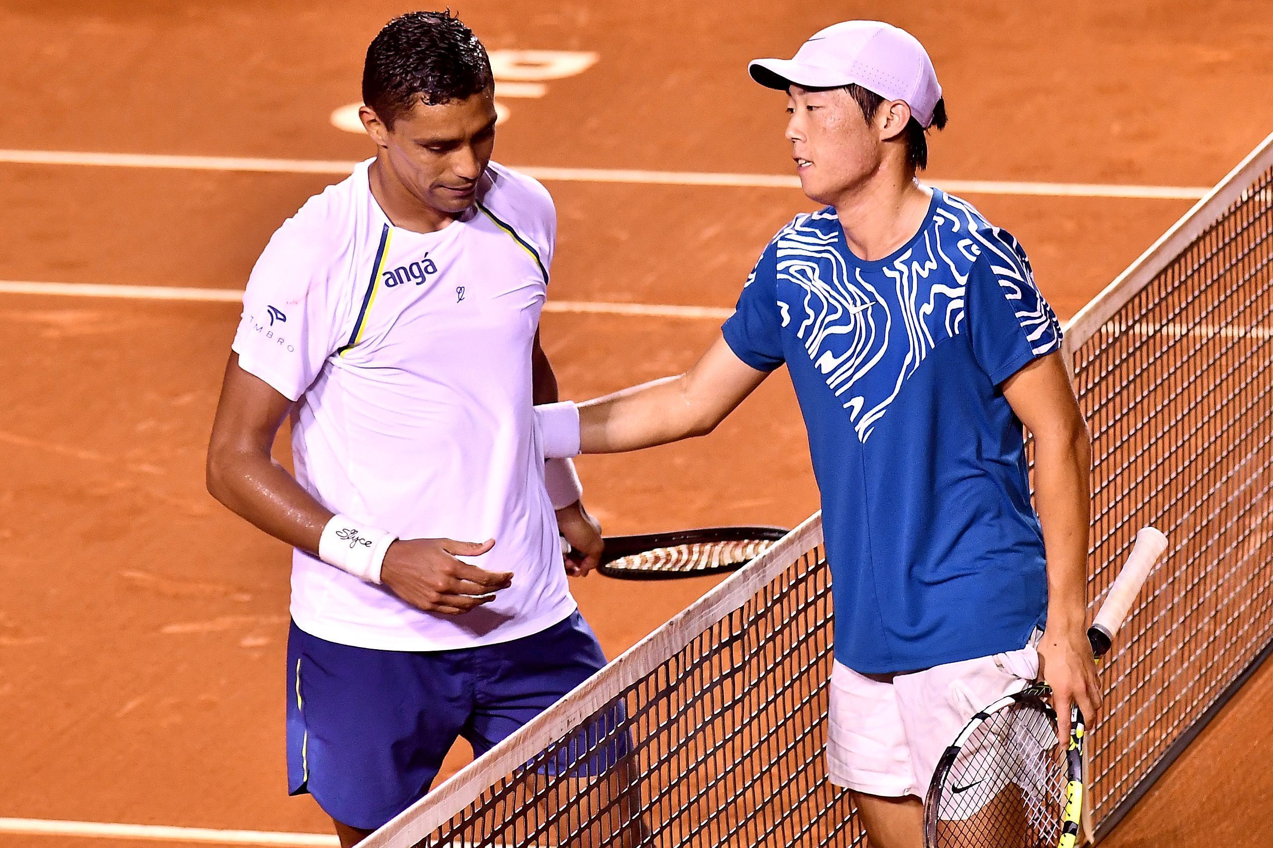 Thiago Monteiro leva virada, quebra raquete e é eliminado nas oitavas do Rio Open