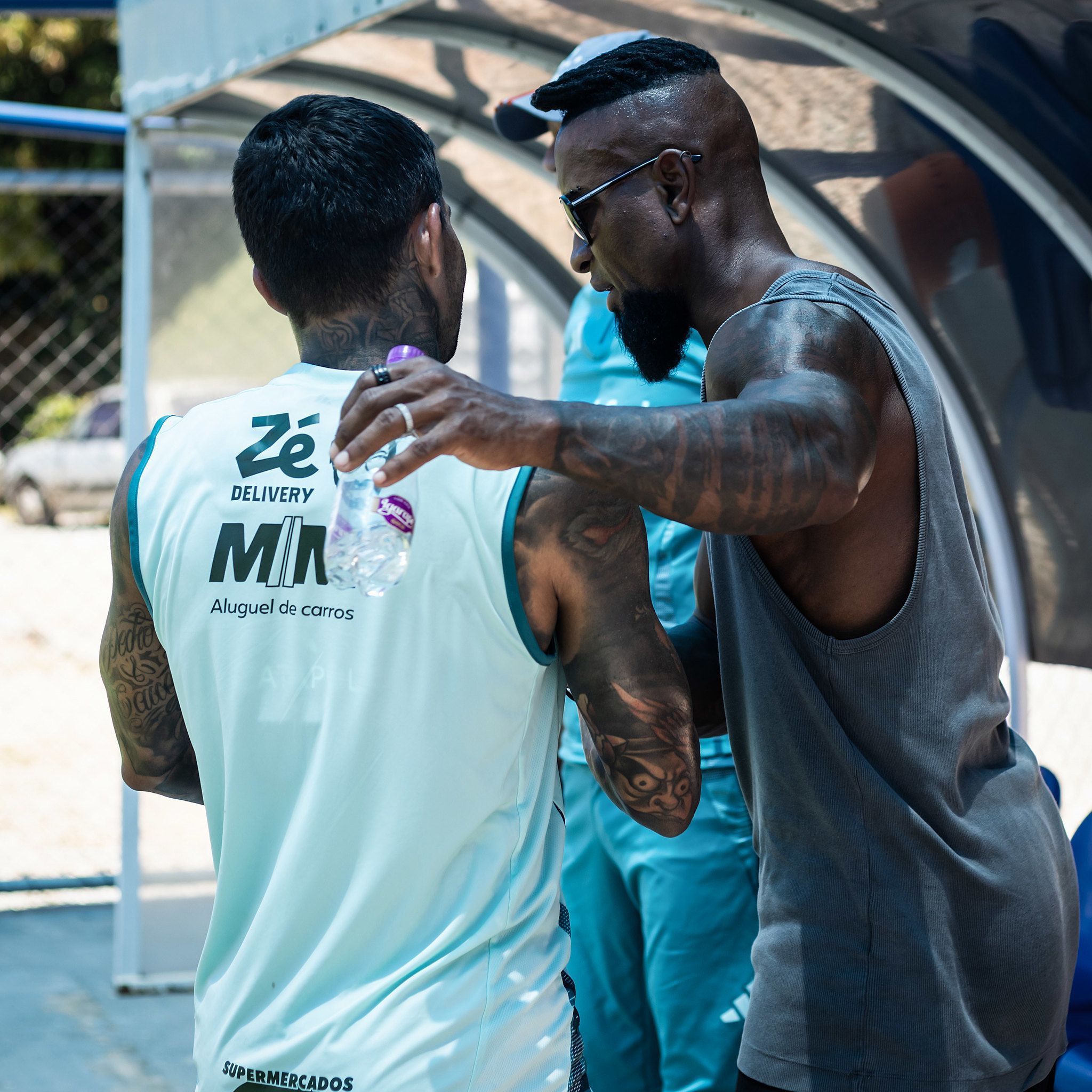 Campeão por Bayern e Seleção visita Toca e posa ao lado de dirigentes do Cruzeiro