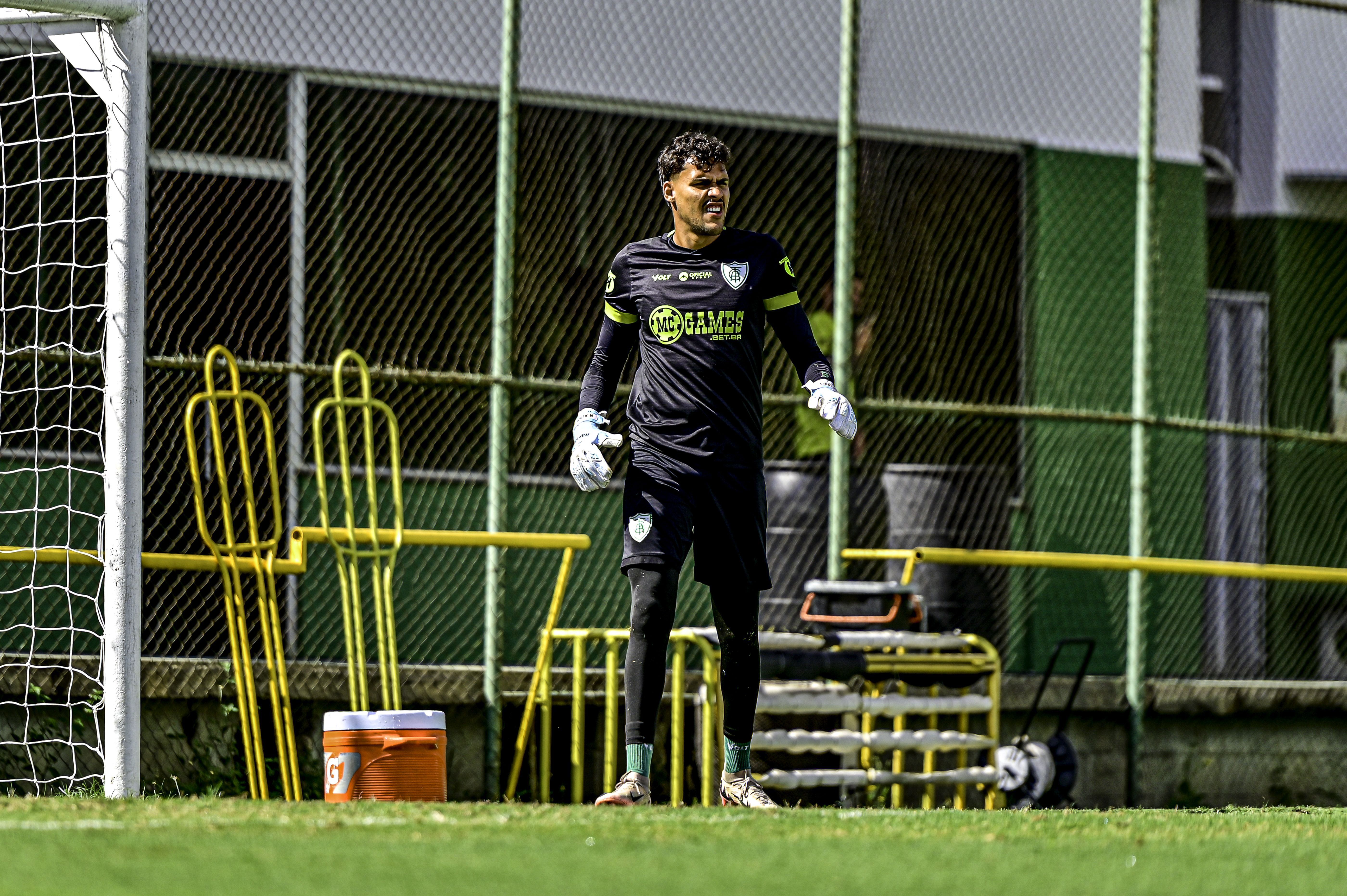 Entenda a gravidade das ofensas contra Matheus Mendes, goleiro do América