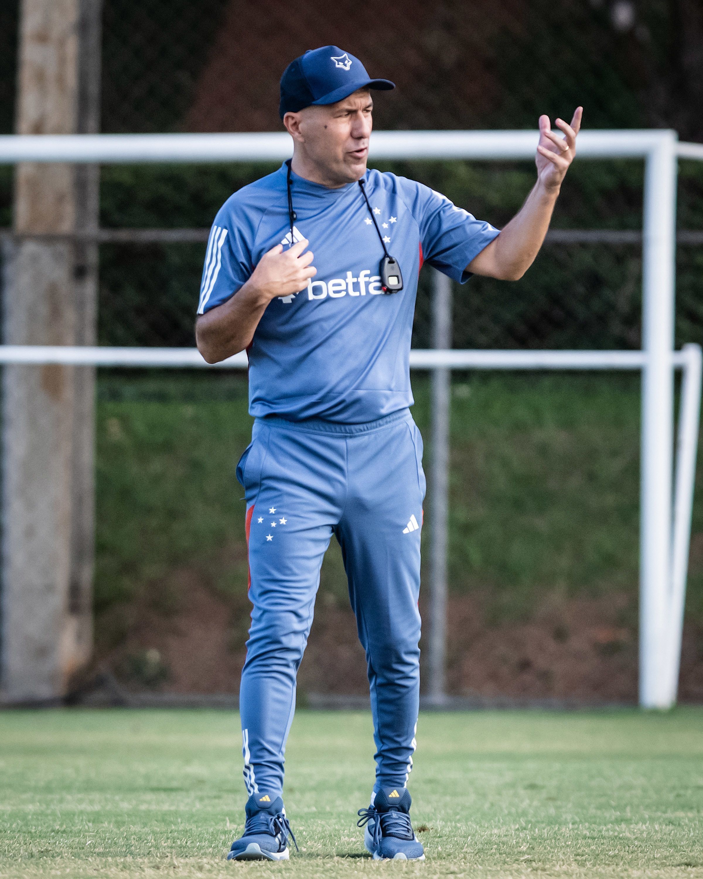 Leonardo Jardim inicia correções no elenco e no planejamento do Cruzeiro