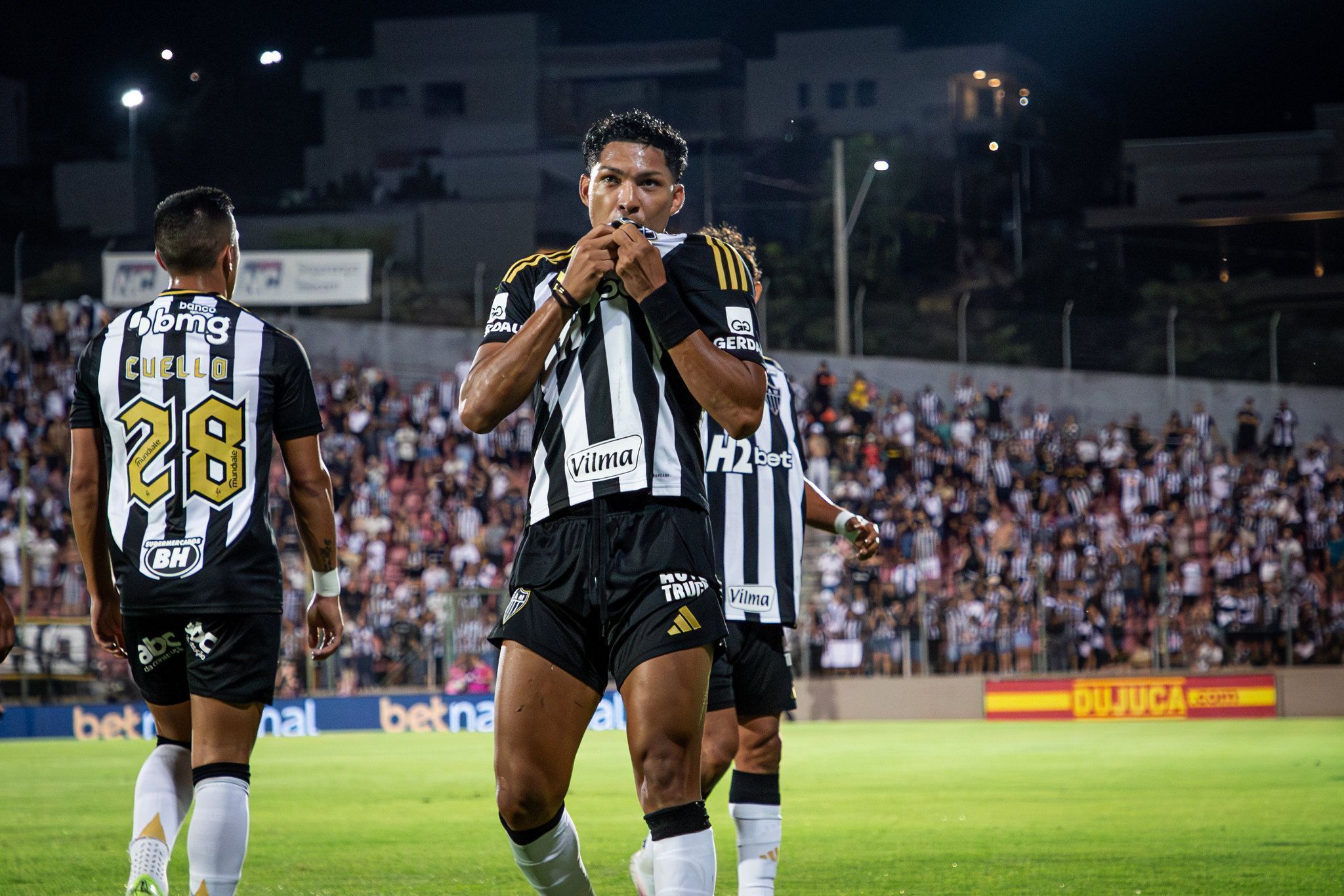 Rony brilha, Atlético bate Tombense e enfrenta América na final do Mineiro