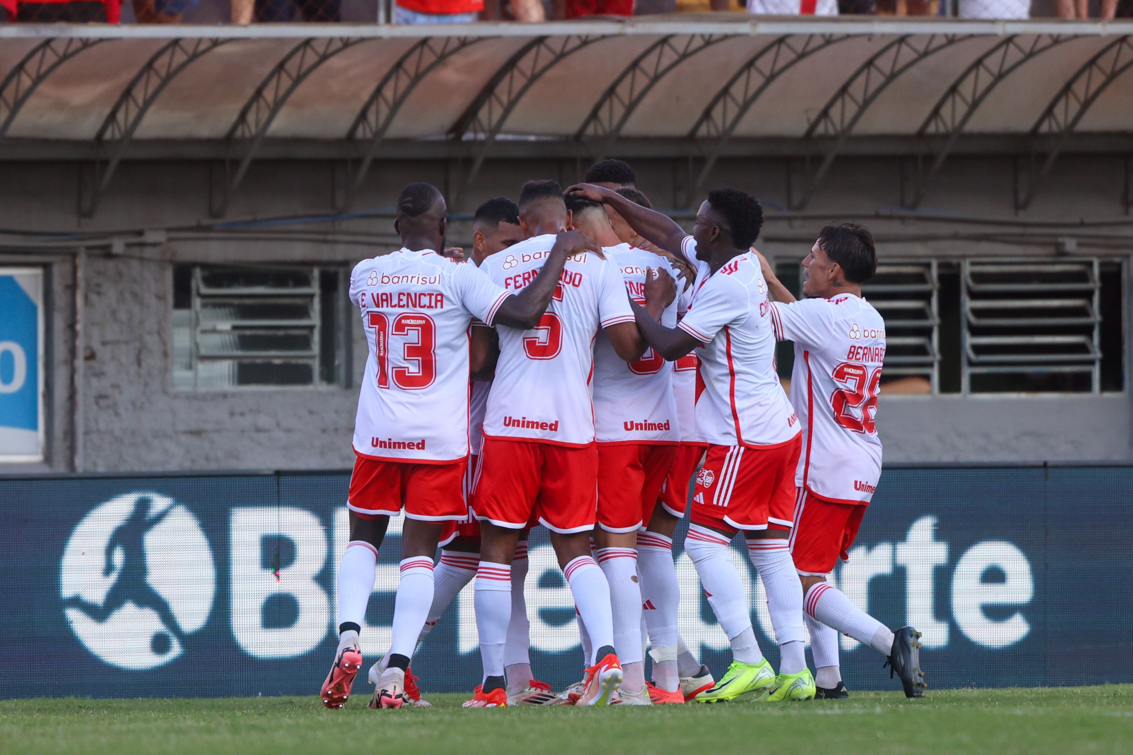 Em tarde brilhante de Vitinho, Inter bate Caxias e coloca um pé na final do Gauchão