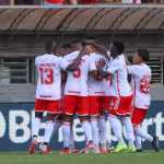 Em tarde brilhante de Vitinho, Inter bate Caxias e coloca um pé na final do Gauchão