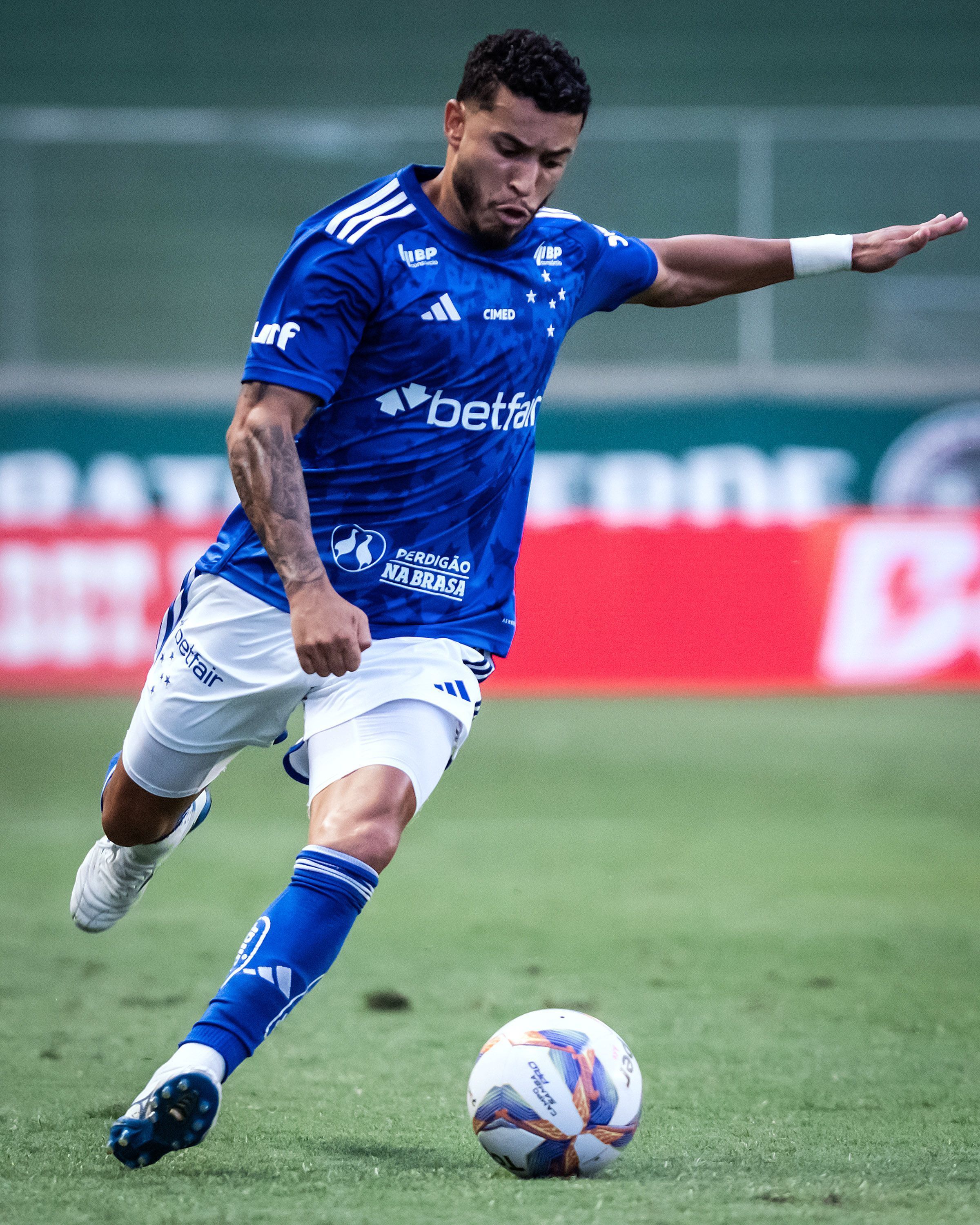 Cruzeiro toma decisão sobre futuro do lateral-direito William, alvo do Inter