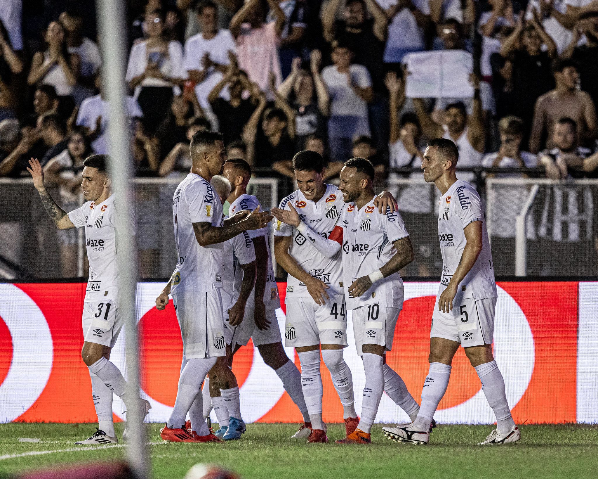 Embalado e com novidades, Santos enfrenta o RB Bragantino pelas quartas do Paulista