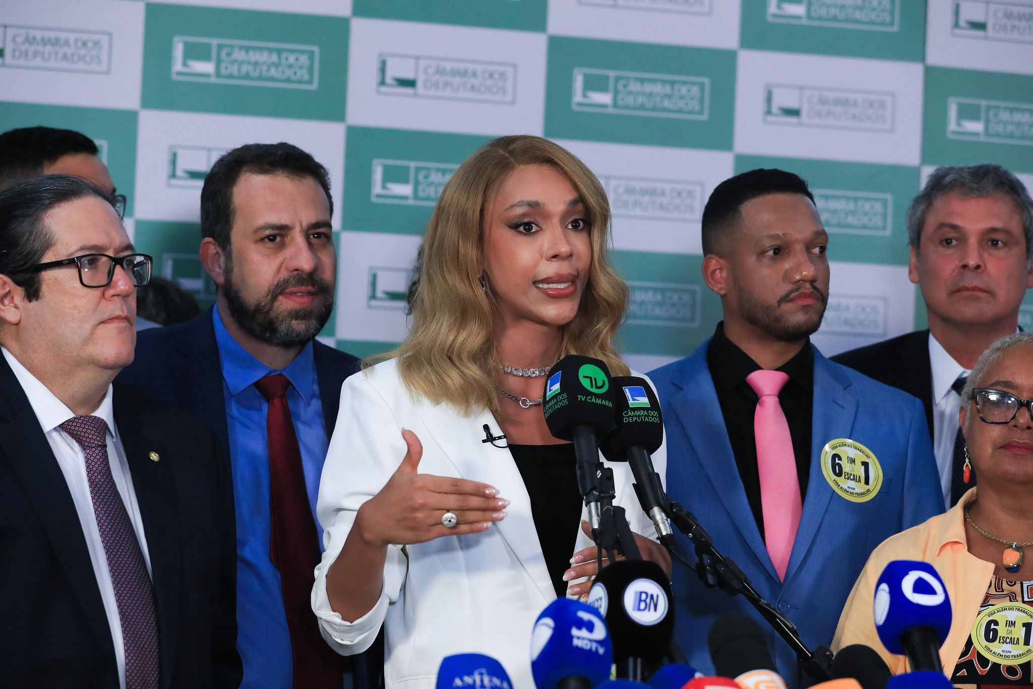 Com apoio do governo, Erika Hilton protocola PEC que acaba com jornada 6x1