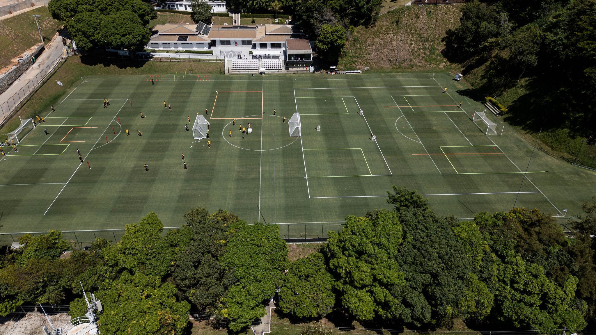 Scarpa é ausência, e reforço vai a campo em treino do Atlético
