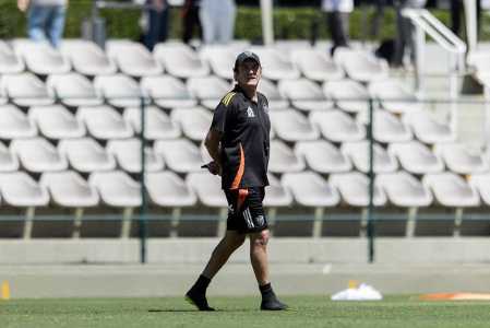 Cuca comandando treino do Atlético na Cidade do Galo