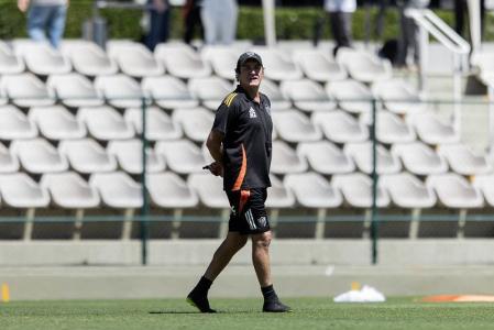 Cuca comandando treino do Atlético na Cidade do Galo
