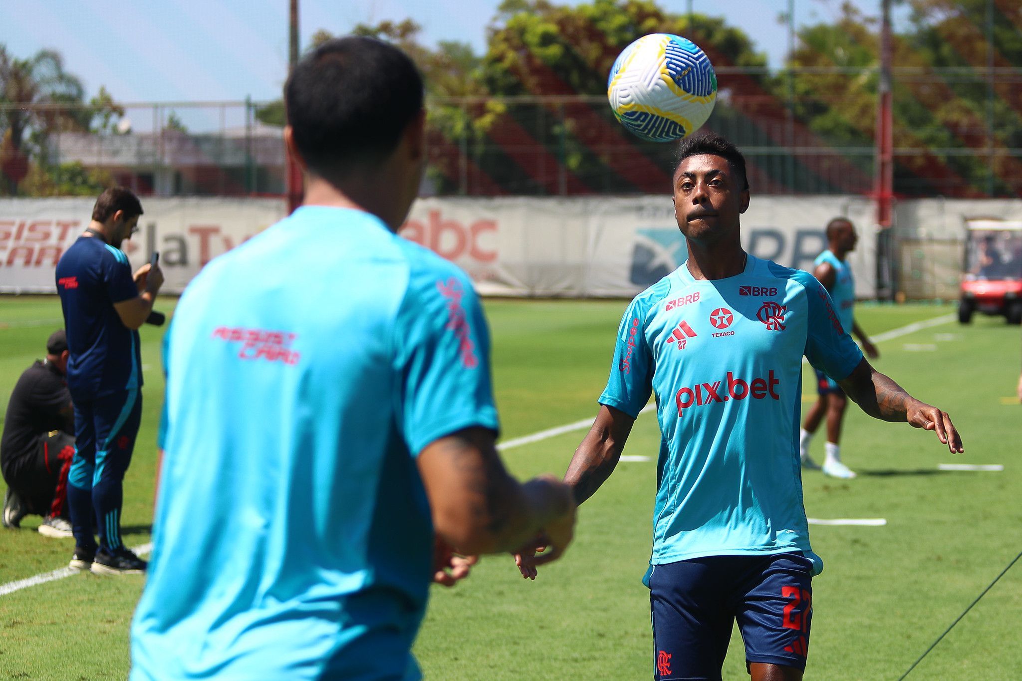 Flamengo atualiza boletim médico de trio e terá desfalque contra o Inter