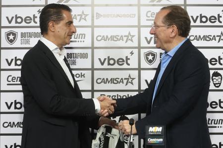 Renato Paiva e John Textor, no Nilton Santos, durante a apresentação do técnico no Botafogo