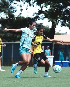 Jogadoras de Cruzeiro e Atlético em amistoso na Toca da Raposa