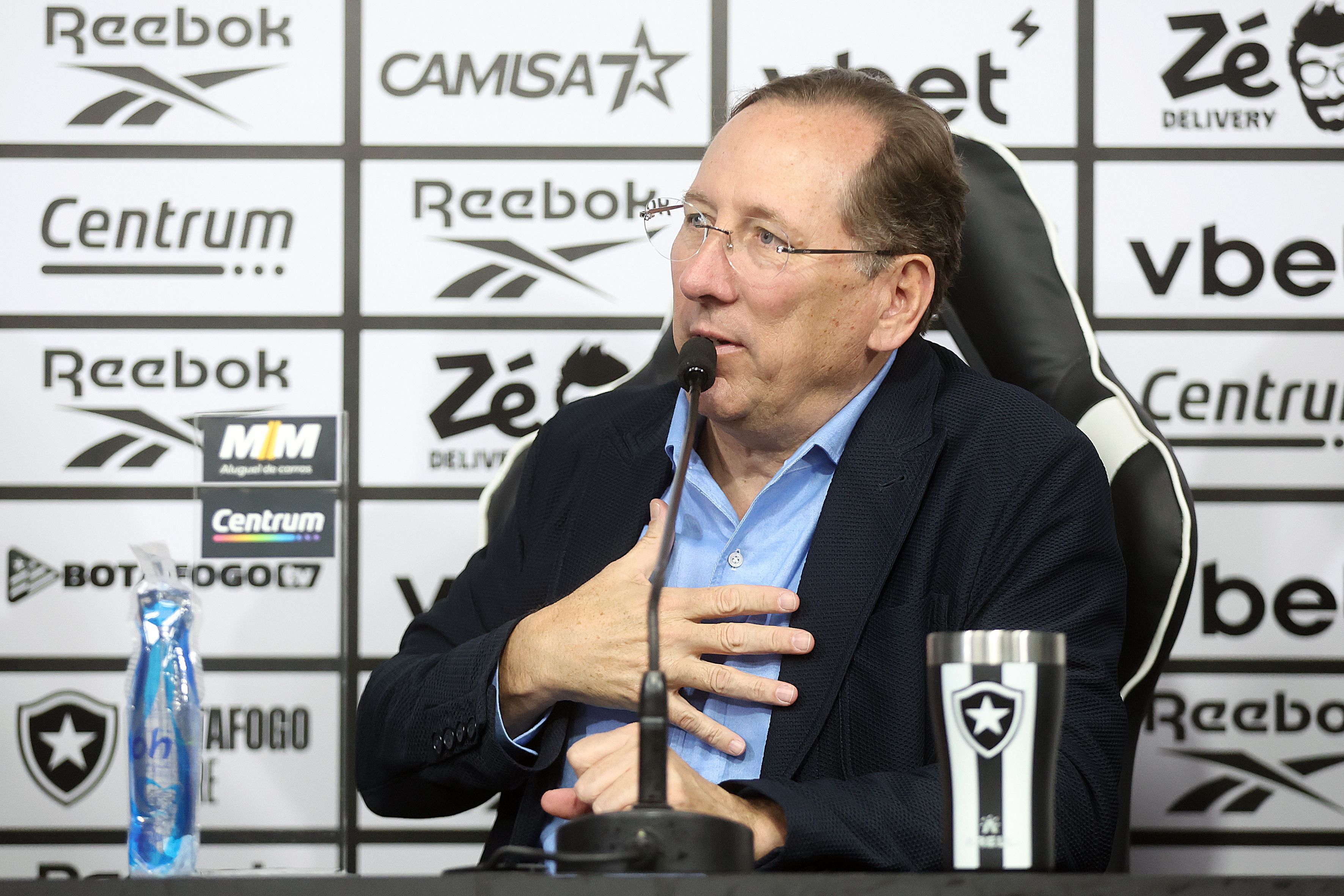 John Textor desabafa e vê Botafogo 'melhor do que em fevereiro de 2024'