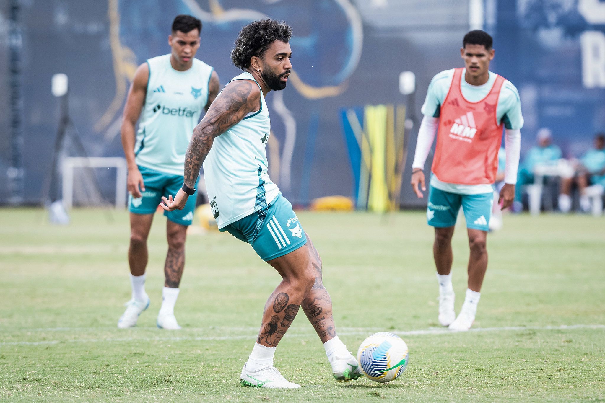 Com três de Gabigol e um de Pereira, Cruzeiro goleia sub-20 em jogo-treino na Toca