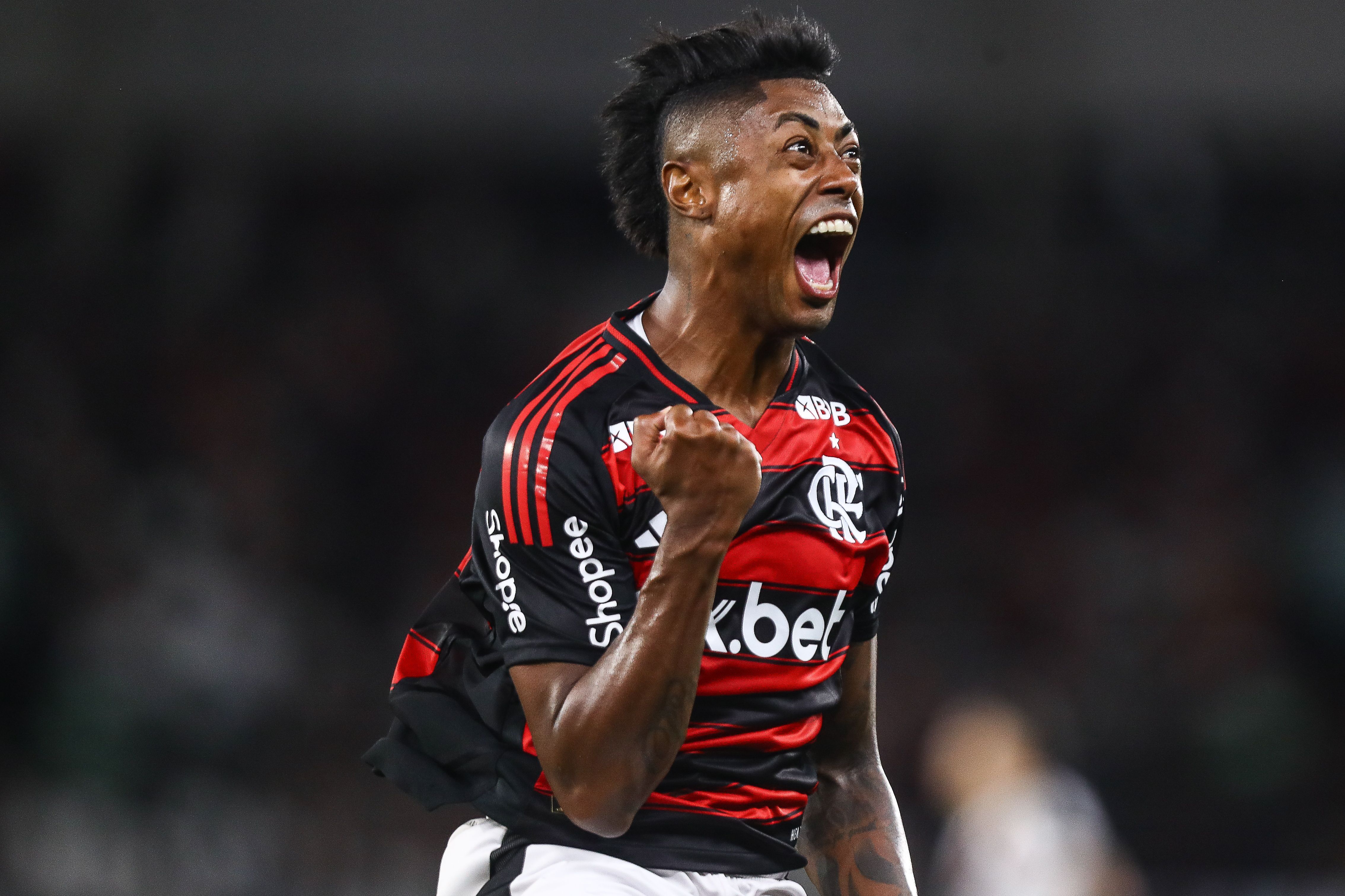 Bruno Henrique busca mais uma marca histórica pelo Flamengo contra o Vasco