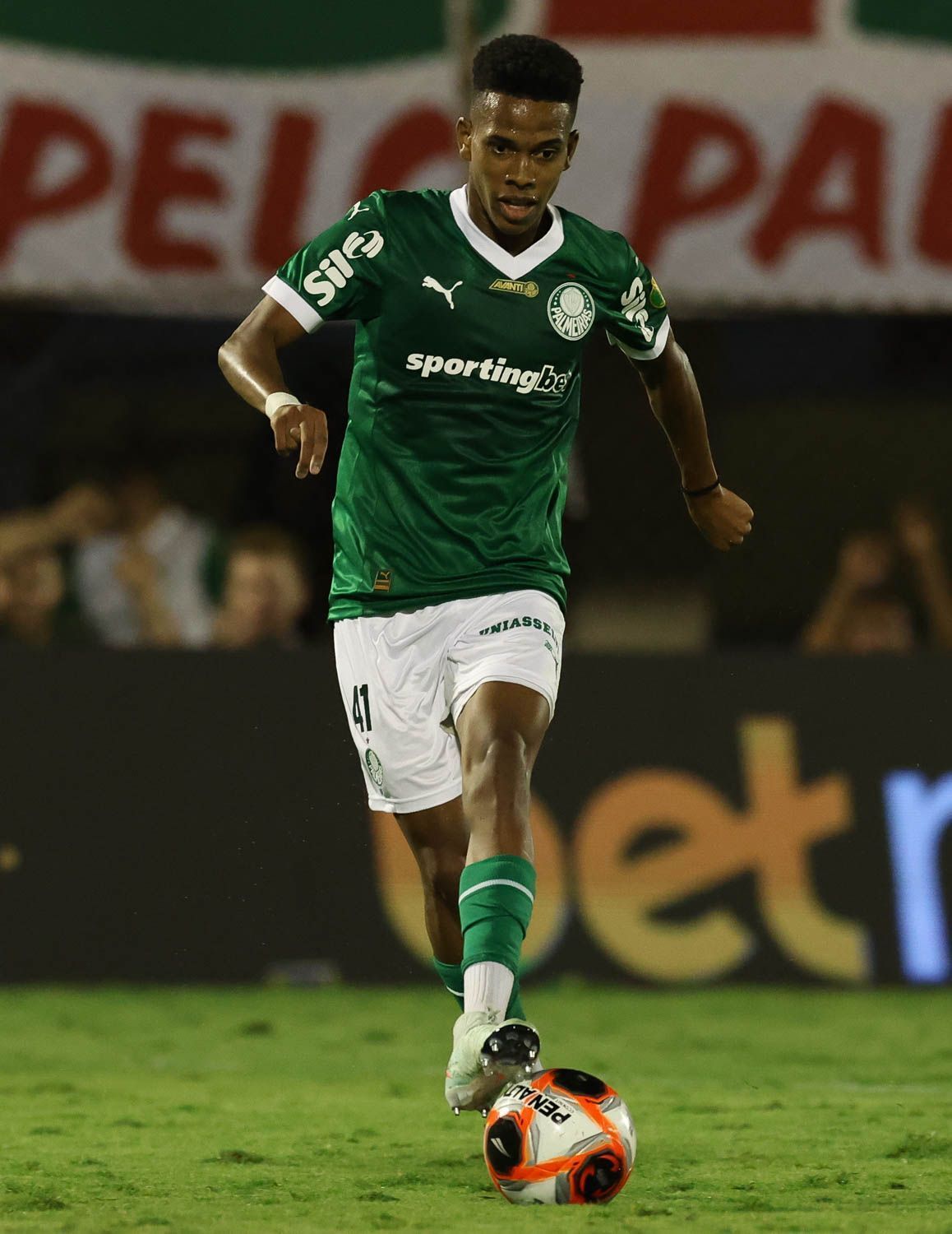 Estevão, do Palmeiras, iguala recorde de Neymar e chama atenção na Europa