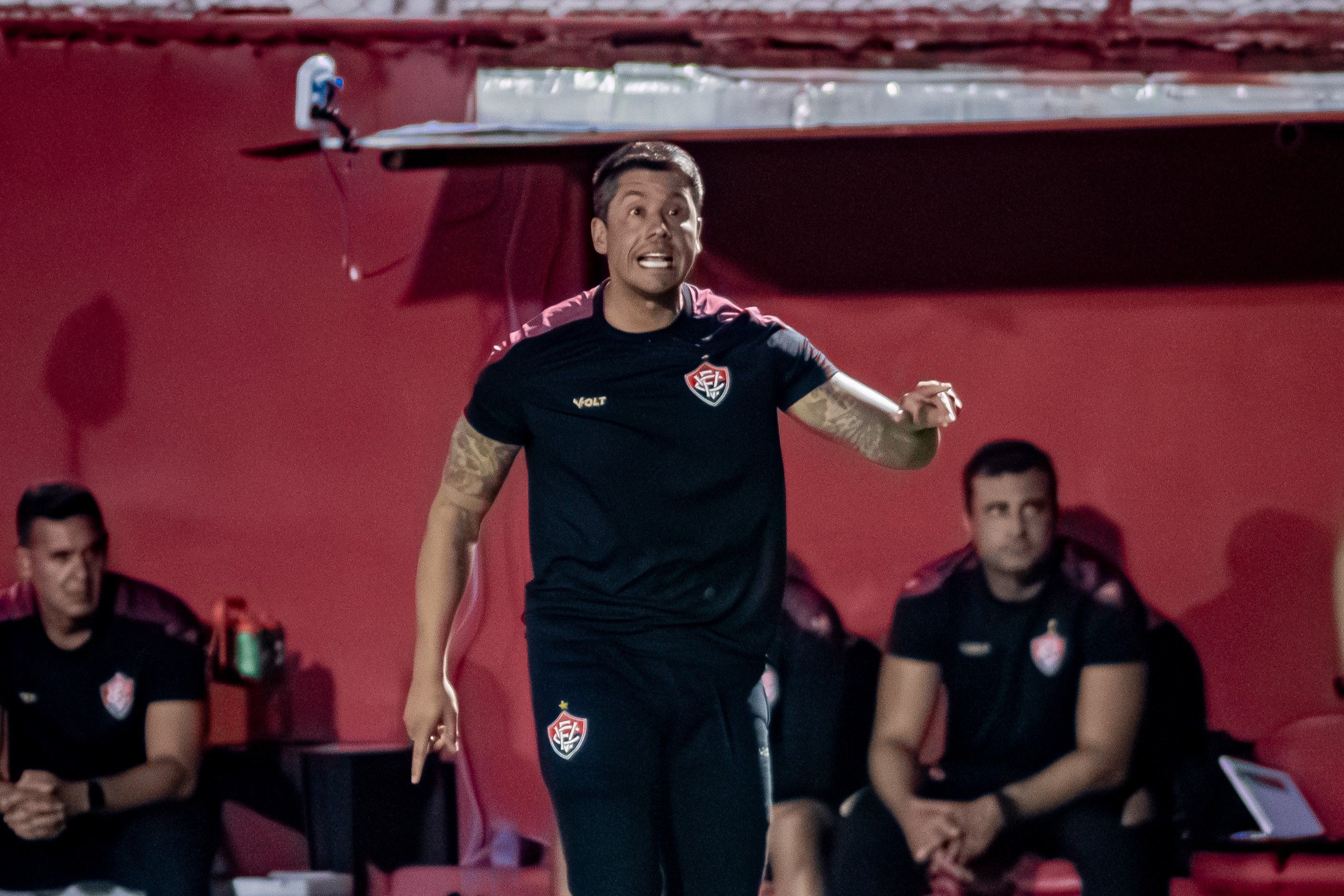 Thiago Carpini revela motivo de início ruim de Wellington Rato no Vitória