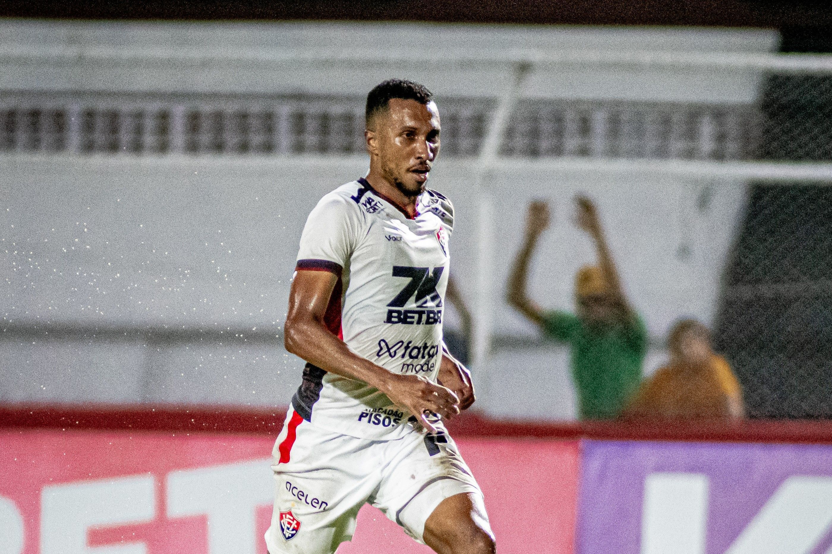 Ex-atacante do Santos 'alfineta' clube e dá detalhes de ambiente do Vitória