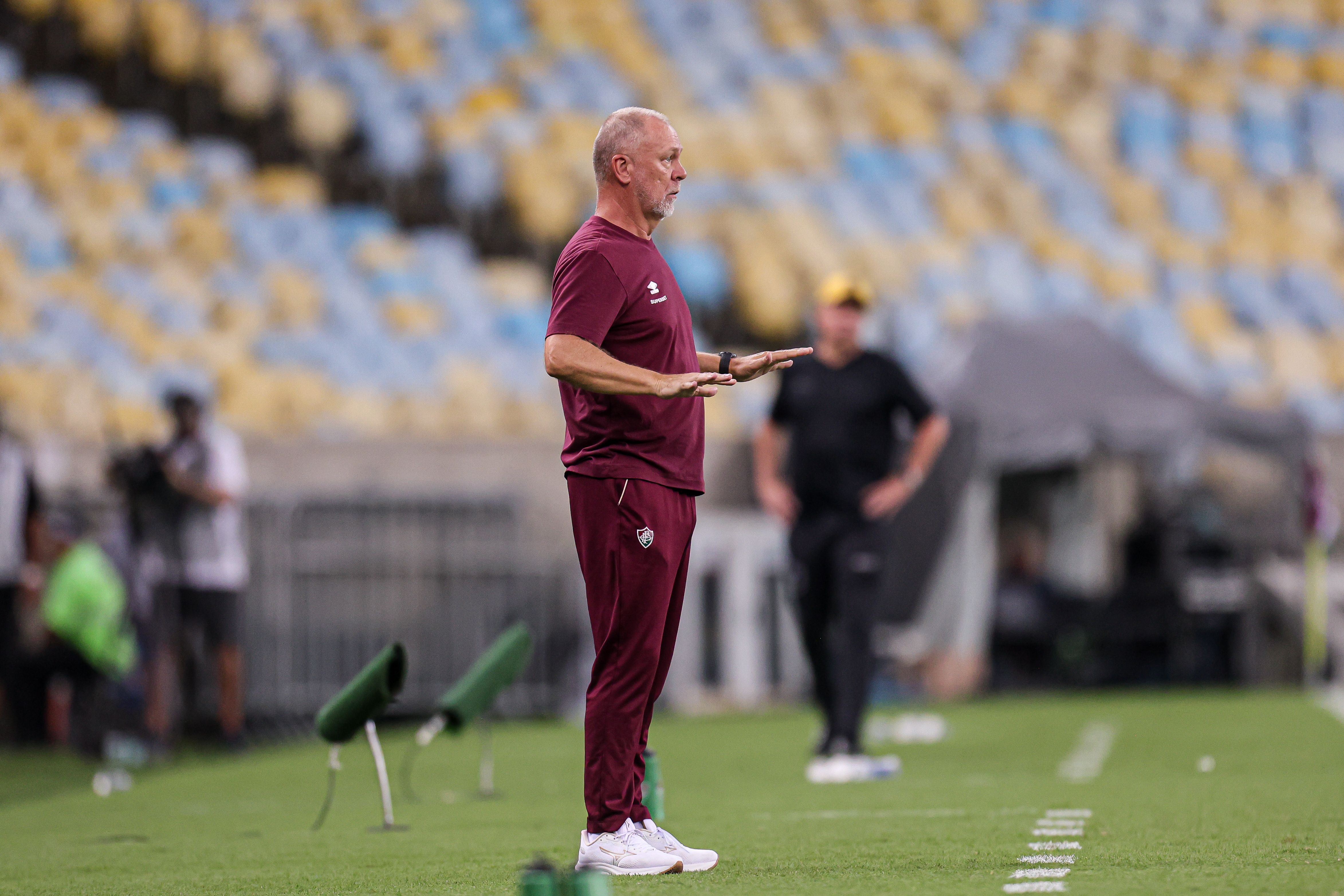 Mano Menezes explica planejamento para jovens reforços do Fluminense