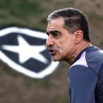 Postura e estilo de jogo são chaves para Textor demitir Renato Paiva