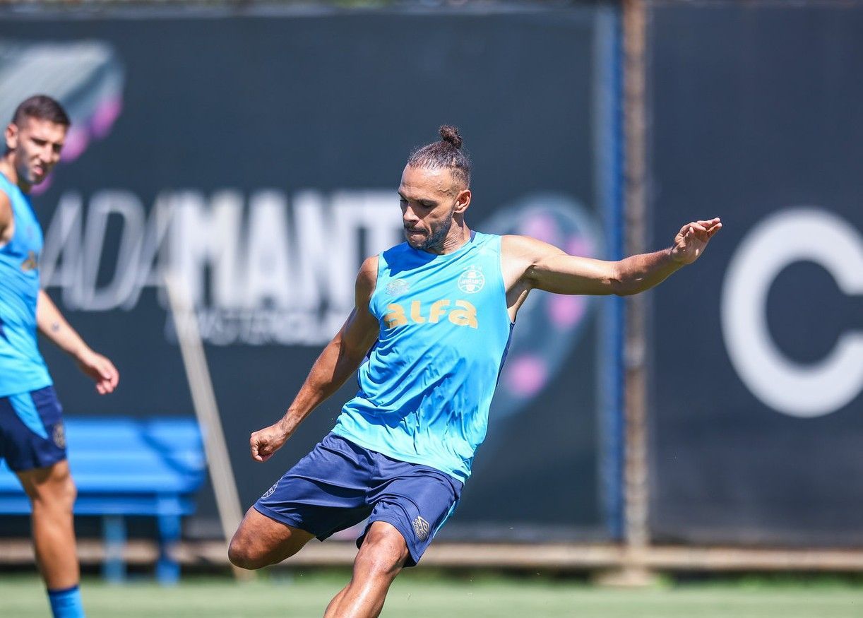 Braithwaite retorna ao Grêmio após tratamento de lesão na Europa