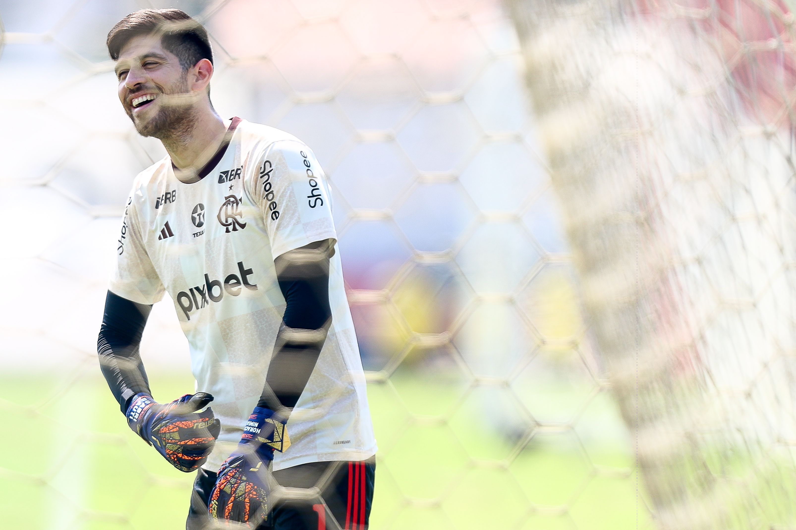 Rossi explica como lida com sequência sem sofrer gols pelo Flamengo