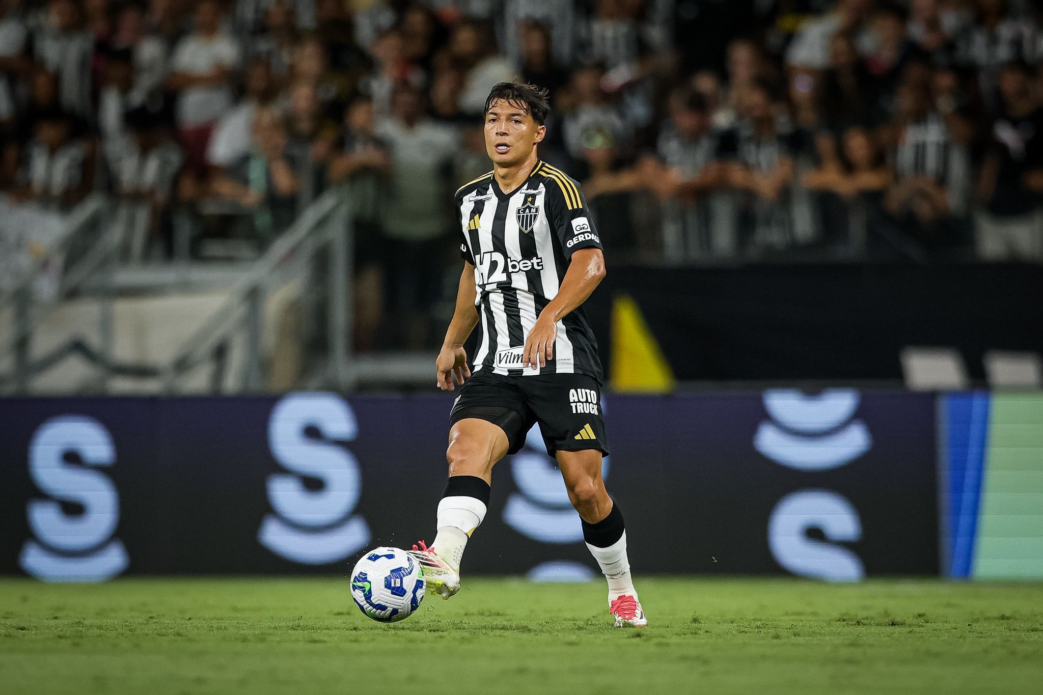 Atlético acerta renovação de contrato com volante Alan Franco