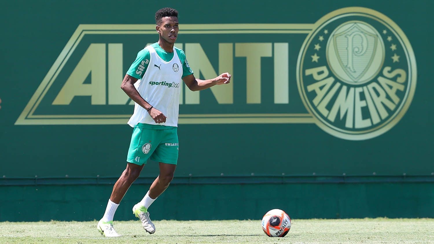 Estêvão, do Palmeiras, comemora convocação para a Seleção com Neymar