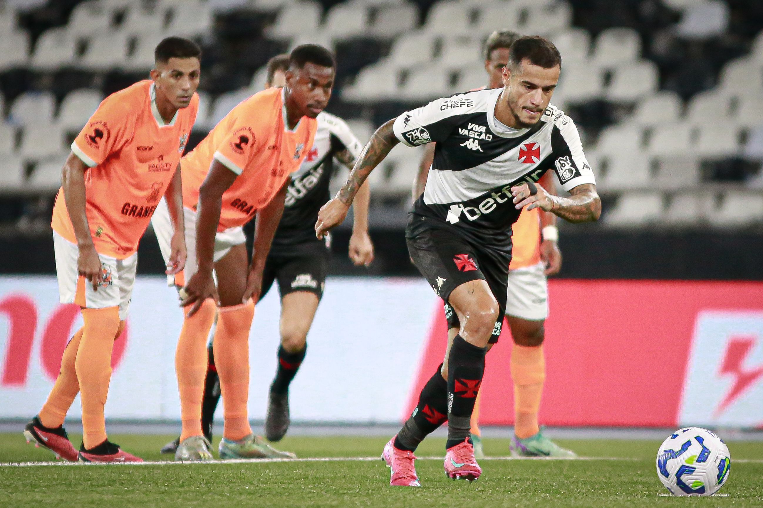Diretor de futebol do Vasco abre o jogo sobre reforços e futuro de Coutinho