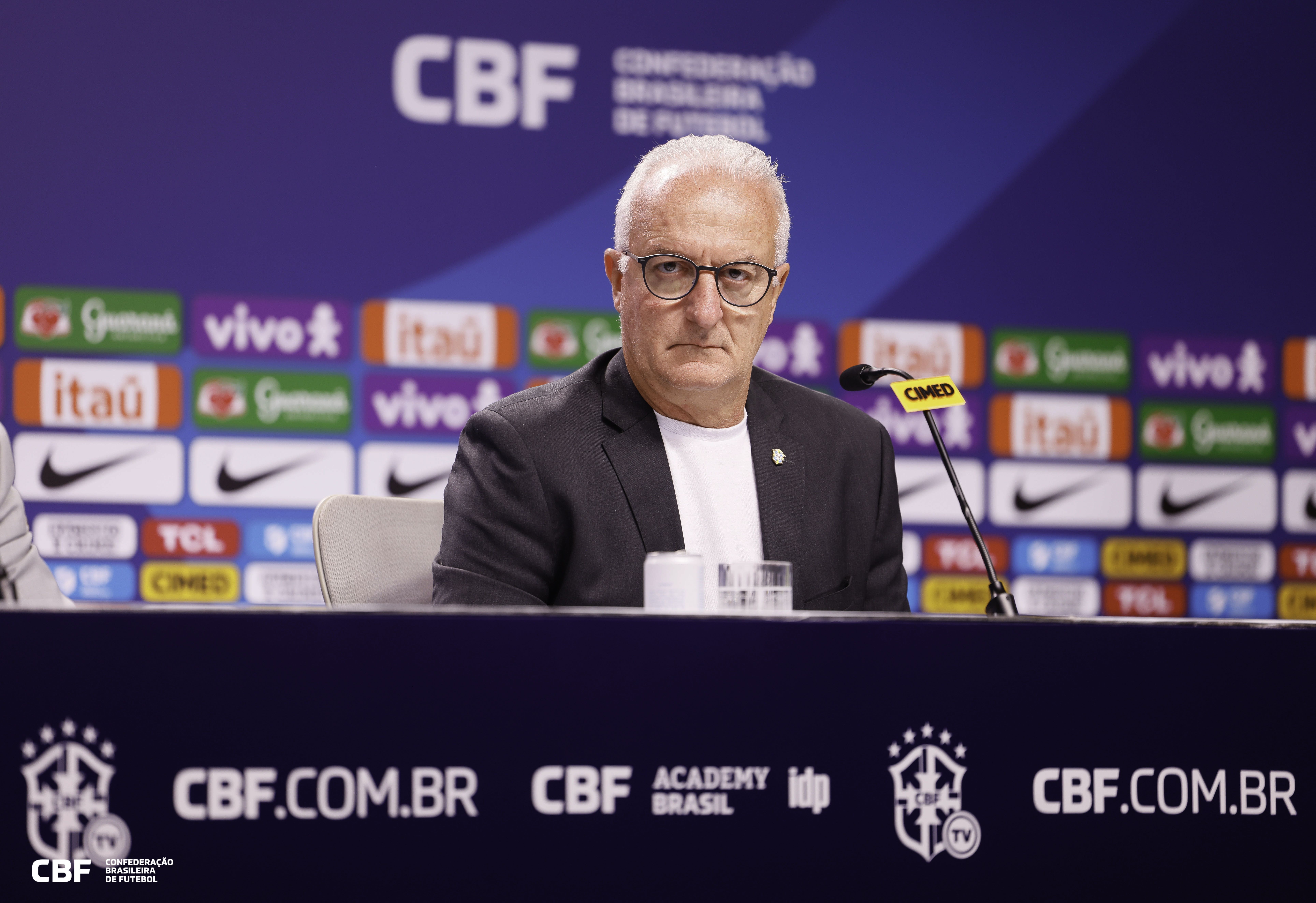 Dorival exalta Neymar, mas pede paciência no retorno do atacante à Seleção