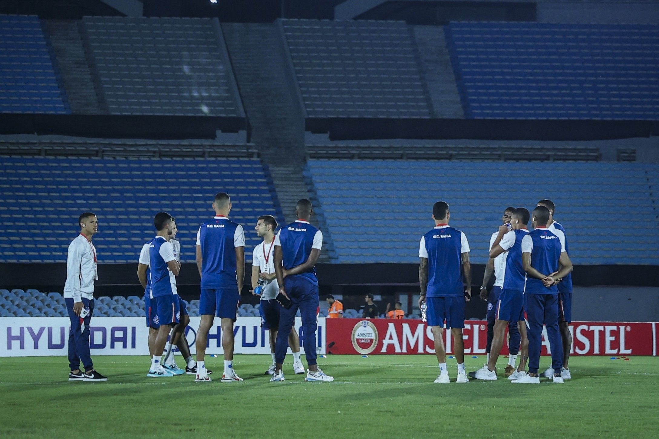 Escalação do Bahia: Rogério Ceni mantém três zagueiros contra o Boston River