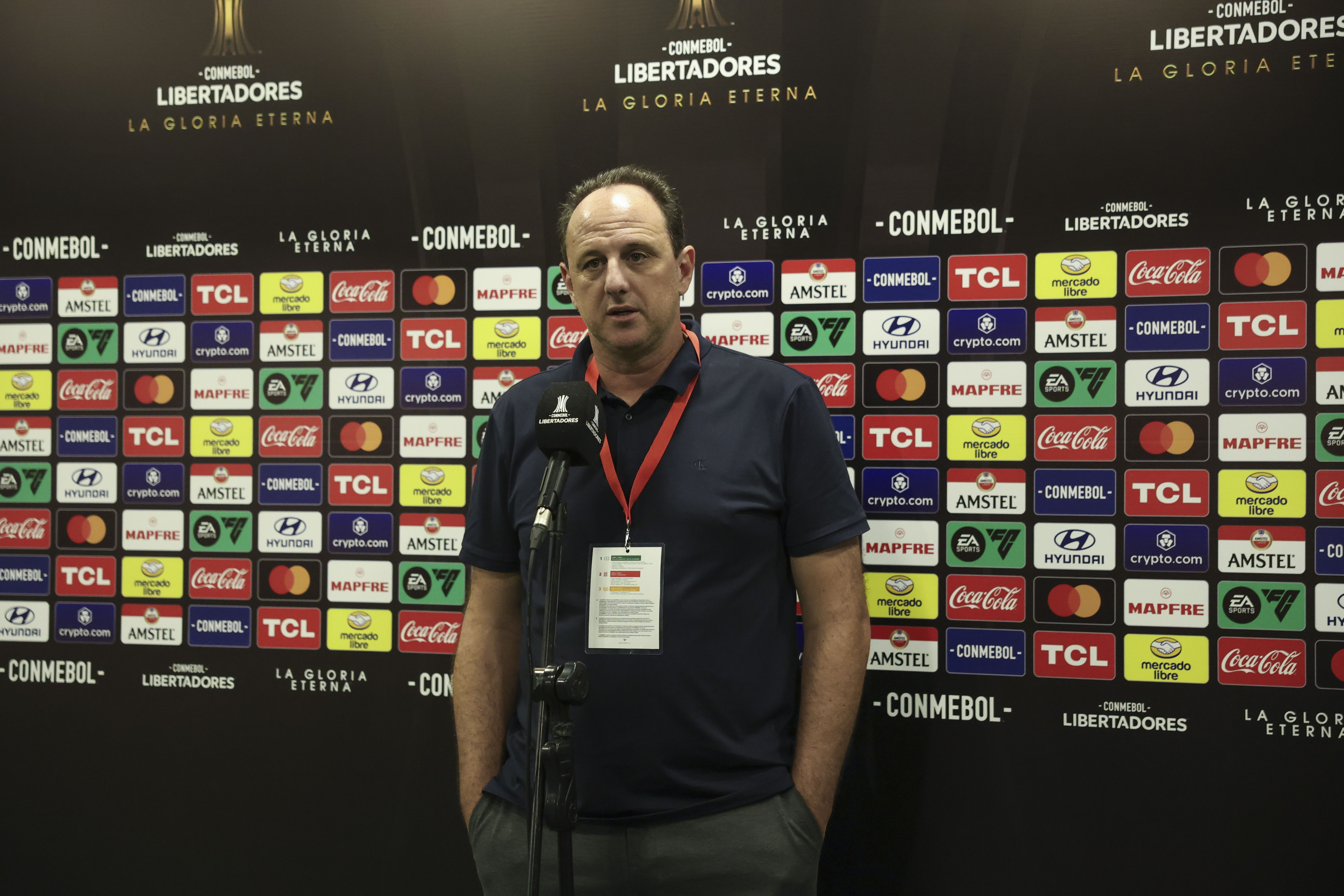 Ceni detona gramado do Centenário e cobra 'regras da Uefa' na Libertadores